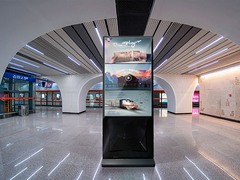 Auf dem Boden stehende digitale Beschilderung Weiß 4K Indoor Vertikales Totem LCD Werbe-Player